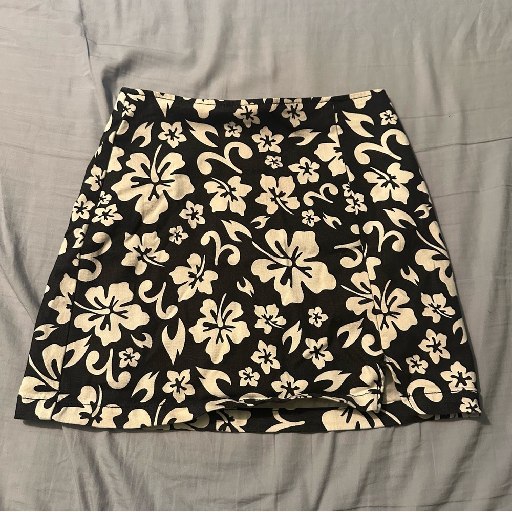 Wild Fable Black and White Floral Skirt 🌺🖤🤍